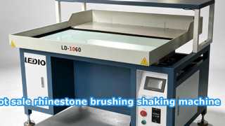 Garment use rhinestone shaking machine working